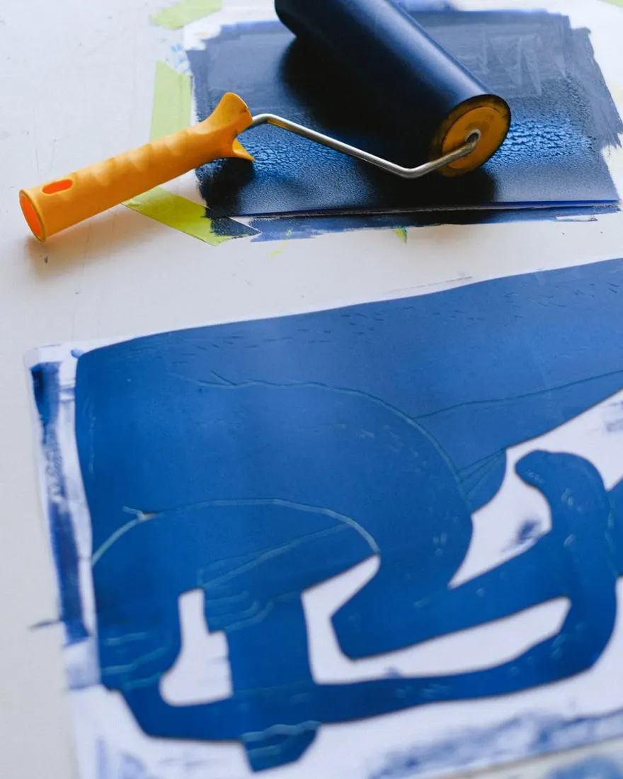 Enseigniste au travail dans son atelier de signalétique à Brest