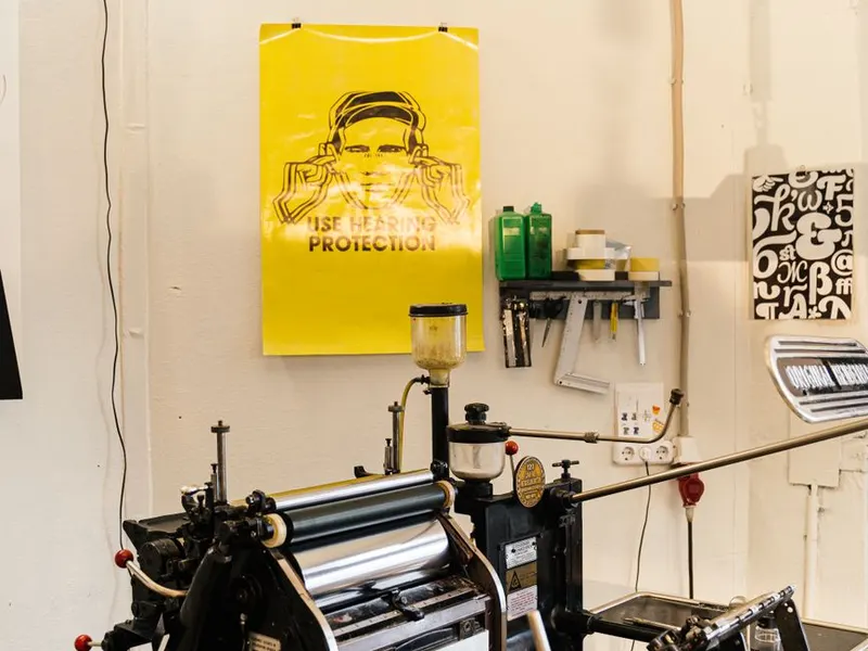 Affiche dans un atelier d'impression grand format à Lesneven