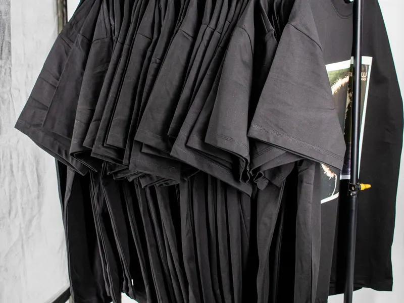 Série de t-shirts personnalisés sur portant