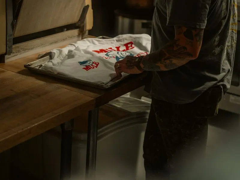 Sérigraphie d'une série de t-shirts en atelier